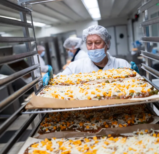 Equipe des cantines du ponant préparant des pizzas